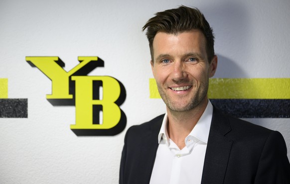 Der neue YB-Trainer Raphael Wicky, posiert kurz vor eine Pressekonferenz ueber den neuen YB-Trainer, am Donnerstag, 2. Juni 2022 im Stadion Wankdorf in Bern. (KEYSTONE/Anthony Anex)