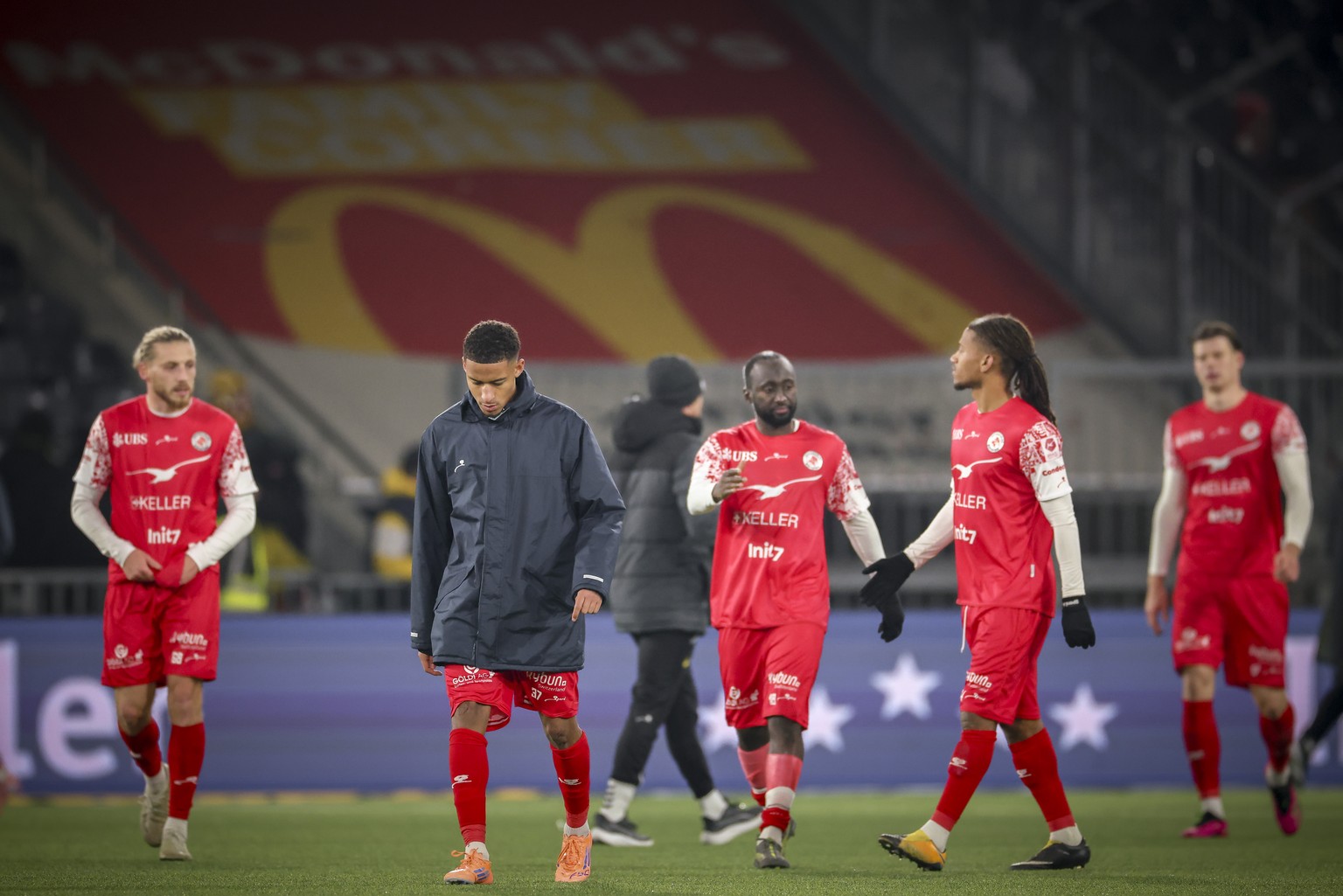 Elias Maluvunu, 2. von links, nach dem Fussball Meisterschaftsspiel der Super League zwischen dem BSC Young Boys und dem FC Winterthur, im Stadion Wankdorf in Bern, am Samstag, 22. November 2025. (KEY ...
