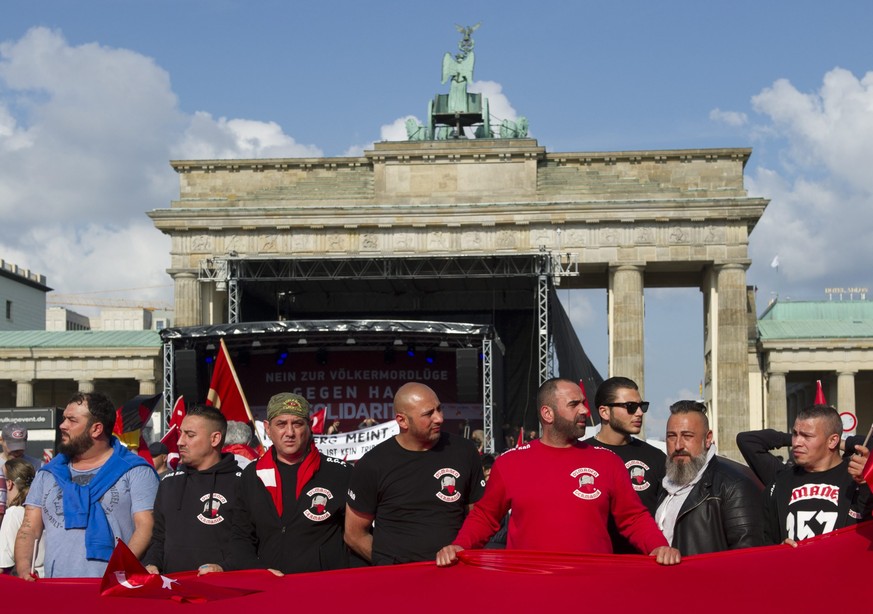 epa05340928 Members of boxing club Osmanen Germania hold a Turkish flag during a protest in Berlin, Germany, 01 June 2016. Some 1,000 people protested in solidarity with Turkey against the German parl ...