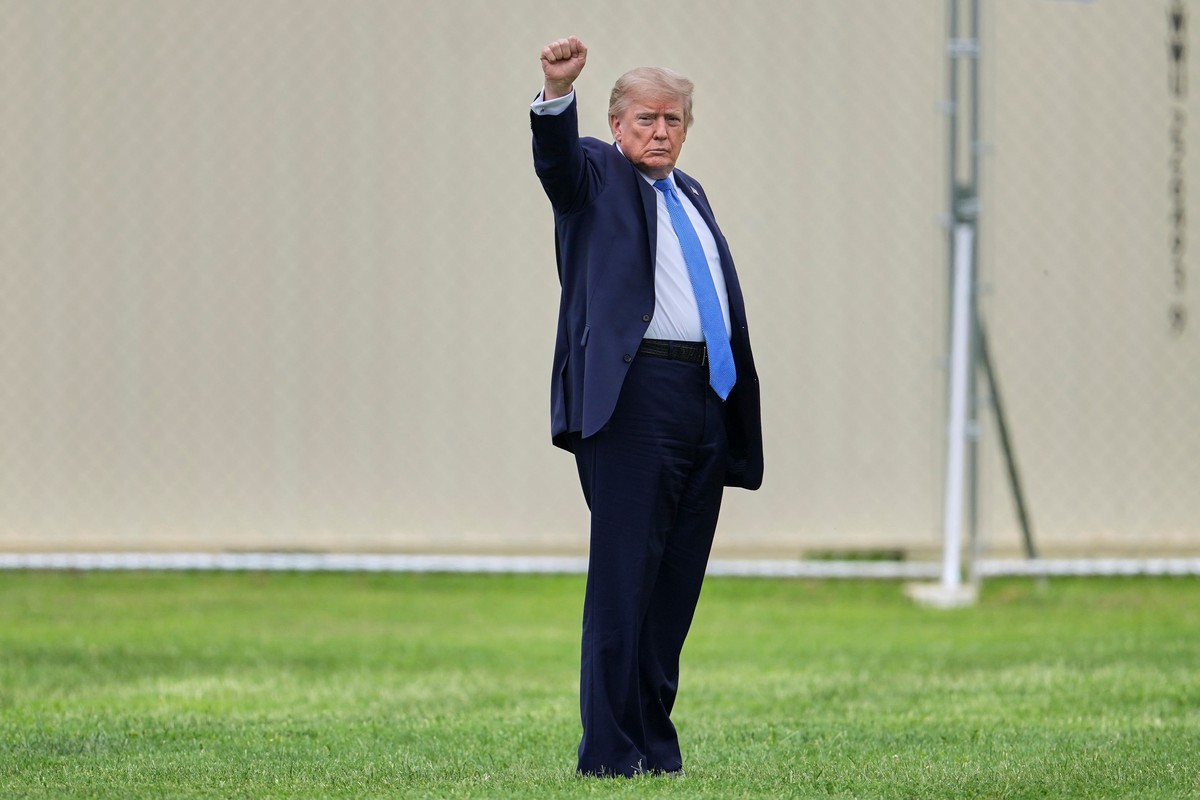 KEYPIX - President Donald Trump gestures as he walks to board Marine One on the Ellipse, Friday, Aug. 14, 2026, near the White House in Washington. (AP Photo/Mark Schiefelbein)