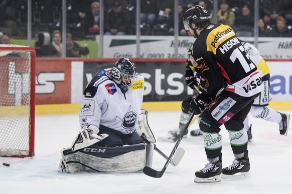 Berns Luca Hischier, rechts, trifft gegen Ambris Torhueter Benjamin Conz zum 2:0 im Eishockey Meisterschaftsspiel der National League zwischen dem SC Bern und dem HC Ambri-Piotta, am Samstag, 27. Janu ...