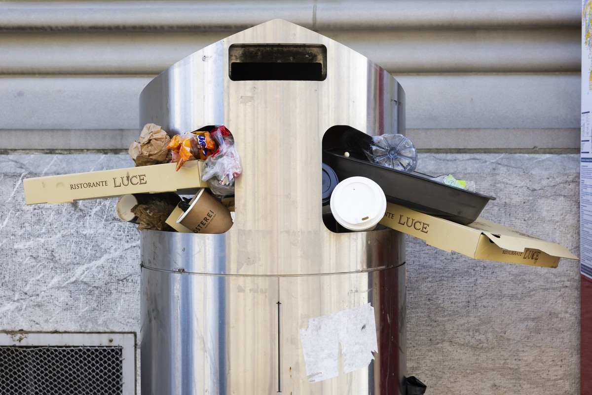 Pizzaschachteln, Kaffeebecher und weitere Verpackungen fuer Convenience Food liegen in einem ueberfuellten Abfallkuebel, am Freitag, 24. August 2023, in Bern.(KEYSTONE/Peter Klaunzer)