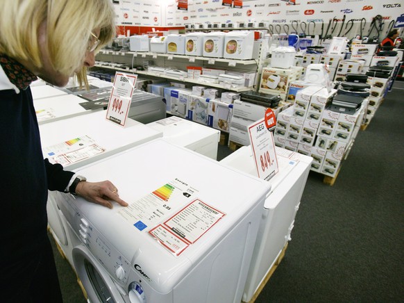 Eine Frau liest am 24. Januar 2003 auf einer Waschmaschine im Media Markt in Dietikon die Informationen einer energieEtikette. Die energieEtikette bietet Informationen zur Energieeffizienz der damit d ...