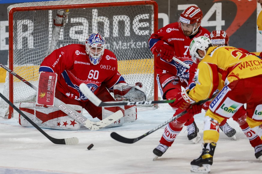 Biels Jason Fuchs, rechts, scheitert an Rapperswils Goalie Melvin Nyffeler, beim Eishockey Pre-Playoff-Spiel der National League zwischen dem SC Rapperswil-Jona und dem EHC Biel, am Freitag, 9. April  ...