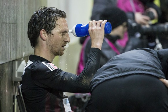 Aaraus Sandro Burki verletzt, beim Viertelfinal des Schweizer Cup zwischen dem FC Aarau und dem FC Luzern am Mittwoch, 1. Maerz 2017, im Stadion Bruegglifeld in Aarau. (KEYSTONE/Alexandra Wey)