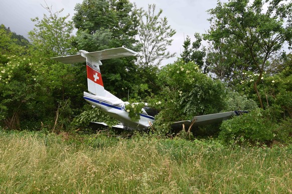 Am Samstag (05.06.2021), kurz vor 14 Uhr, konnte ein Kleinflugzeug beim Landeanflug auf den Flugplatz Bad Ragaz nicht rechtzeitig anhalten und fuhr über das Ende der Landebahn hinaus. Schliesslich kam ...