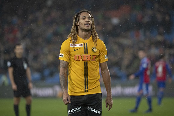 Berns Kevin Mbabu verlaesst nach einer roten Karte das Spielfeld im Fussball Meisterschaftsspiel der Super League zwischen dem FC Basel 1893 und dem BSC Young Boys im Stadion St. Jakob-Park in Basel,  ...