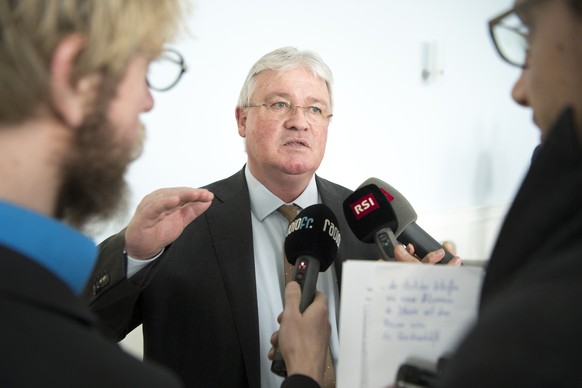 Markus Zemp, Praesident des Schweizer Brauereiverbandes, Mitte, spricht mit Journalisten vor einer Medienkonferenz zum Mercosur-Agrar-Gipfel, wo ueber die aktuellen Handelsvertraege mit den suedamerik ...