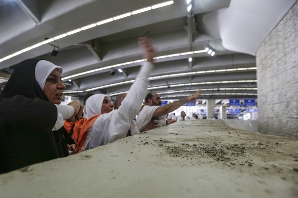 epa05536688 Muslim pilgrims perform Jamraat al-A&#039;qabah (stoning of the devil ritual), at Jamraat near the tent city of Mina, outside the Holy City of Mecca, Saudi Arabia, 12 September 2016. After ...