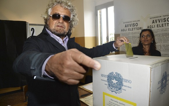 Oppositionspolitiker Beppe Grillo bei der Stimmabgabe gestern Sonntag.