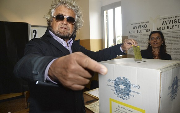 Oppositionspolitiker Beppe Grillo bei der Stimmabgabe gestern Sonntag.
