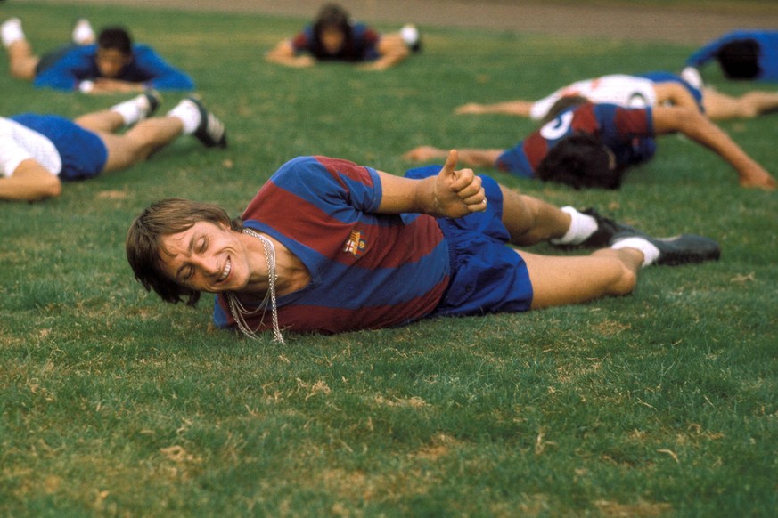 Bildnummer: 01108353 Datum: 15.09.1974 Copyright: imago/WEREK
An die Kette gelegt: Johan Cruyff (FC Barcelona) zeigt ironisch, das Reichtum auch zur Last werden kann. Zumindest erleichtern die silber ...