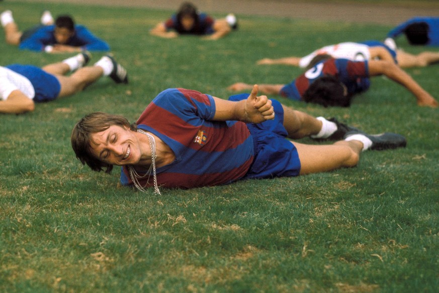 Bildnummer: 01108353 Datum: 15.09.1974 Copyright: imago/WEREK
An die Kette gelegt: Johan Cruyff (FC Barcelona) zeigt ironisch, das Reichtum auch zur Last werden kann. Zumindest erleichtern die silber ...