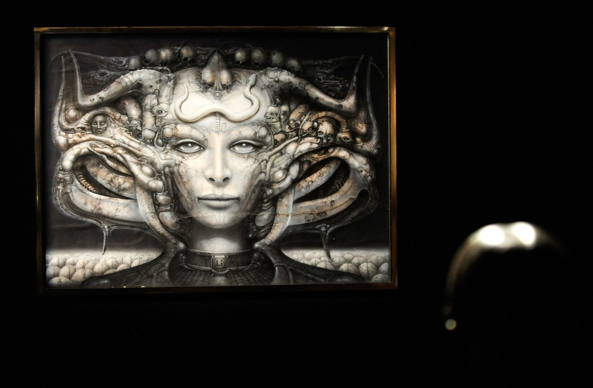 epa02623161 A picture made available on 09 March 2011 shows a view of Swiss artist HR Giger's 'Li I' at the exhibition 'Traeume und Visionen' (Dreams and Visions) at the Kunst ...