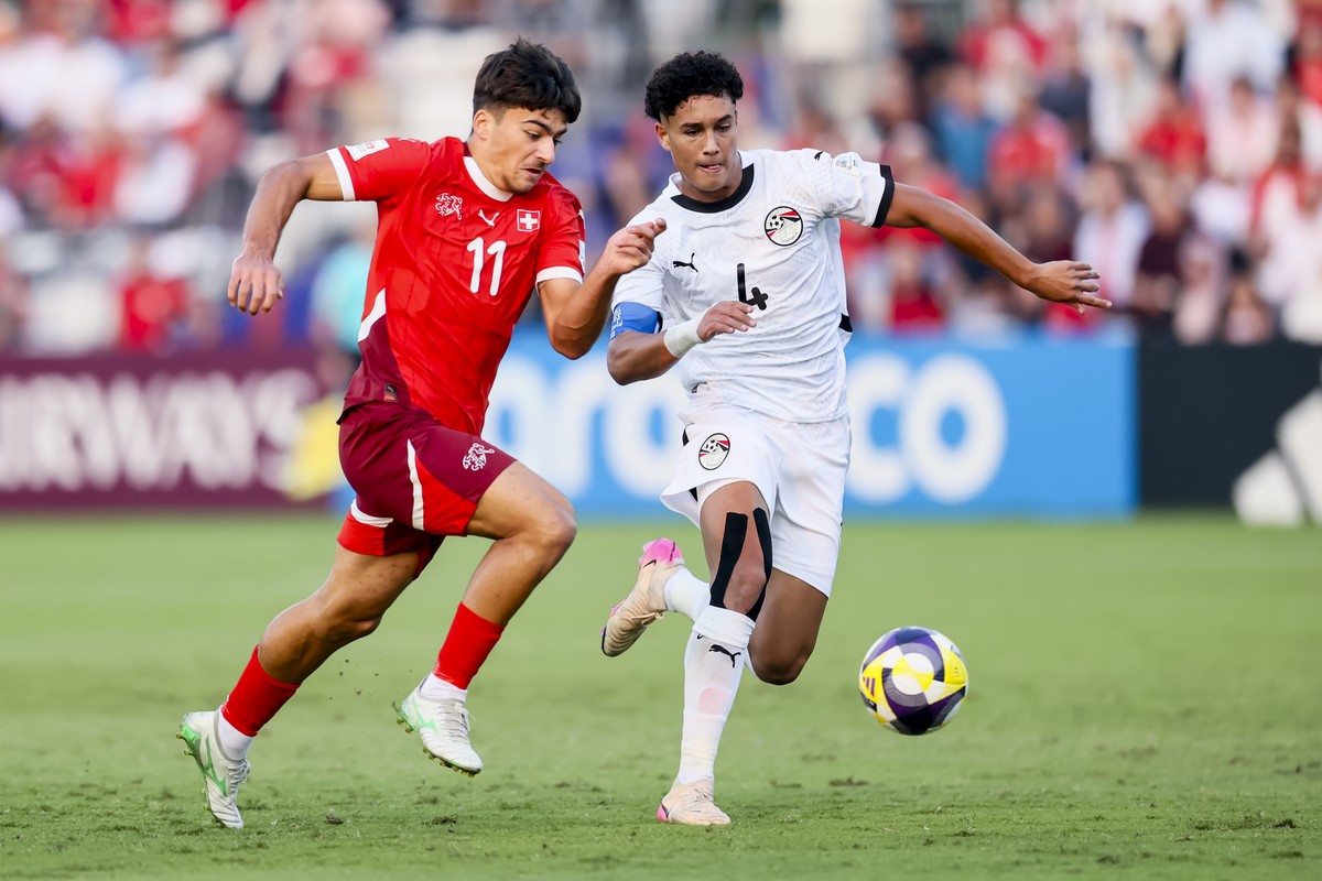 Switzerland's Nevio Scherrer, left, fights for the ball with Egypt's Hamza Eldegawy, right, during the FIFA Under-17 World Cup, round of 32 soccer match between Switzerland and Egypt, at the ...