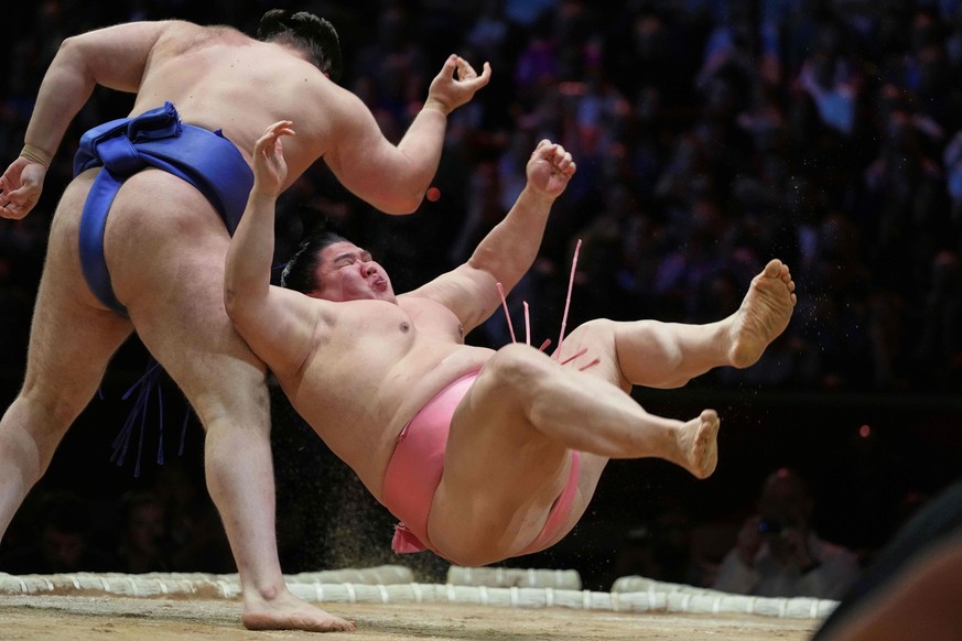 Sumo rikishi Aonishiki left, and Ura during their Grand Sumo Tournament bout on the dohyo, the sacred sumo wrestling ring, at the Royal Albert Hall in London, Sunday, Oct. 19, 2025.(AP Photo/Frank Aug ...