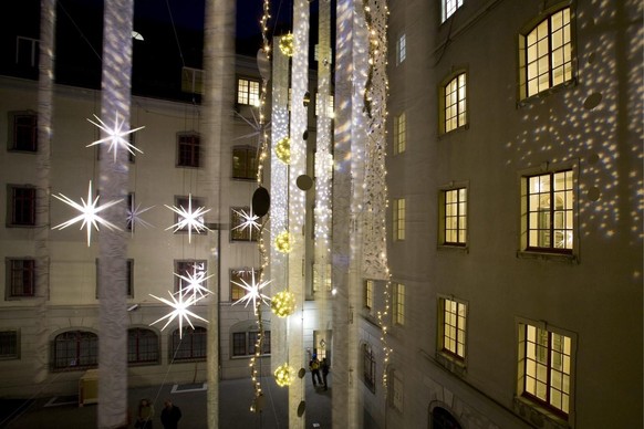 Prototypen der neuen Weihnachtsbeleuchtung haengen am Donnerstag, 5. Februar 2009 im Innenhof des Amtshauses St. Gallen. Die unterschiedlichen Weihnachtsbeleuchtungen in der St. Galler Innenstadt habe ...