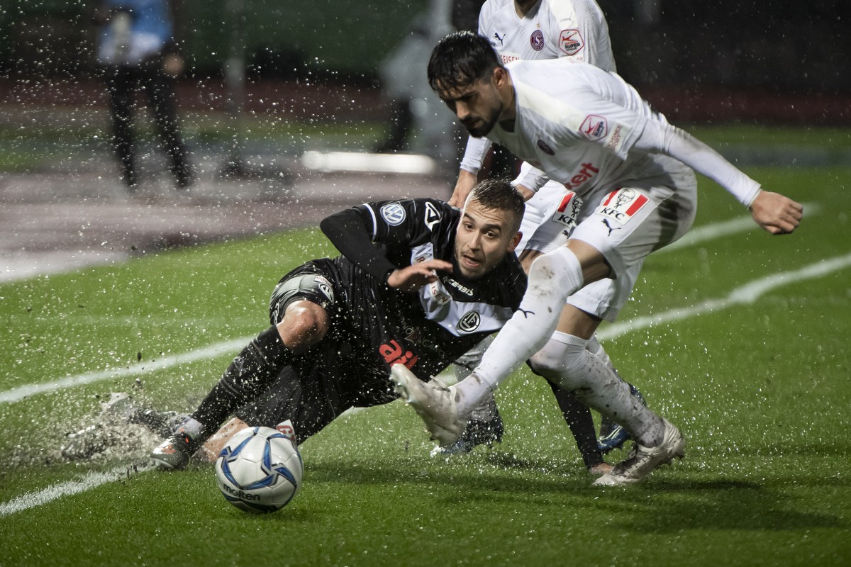 Lugano's player Sandi Lovric and Servette's player Dennis Iapichino, from left, fight for the ball, during the Super League soccer match FC Lugano against FC Servette, at the Cornaredo stadi ...