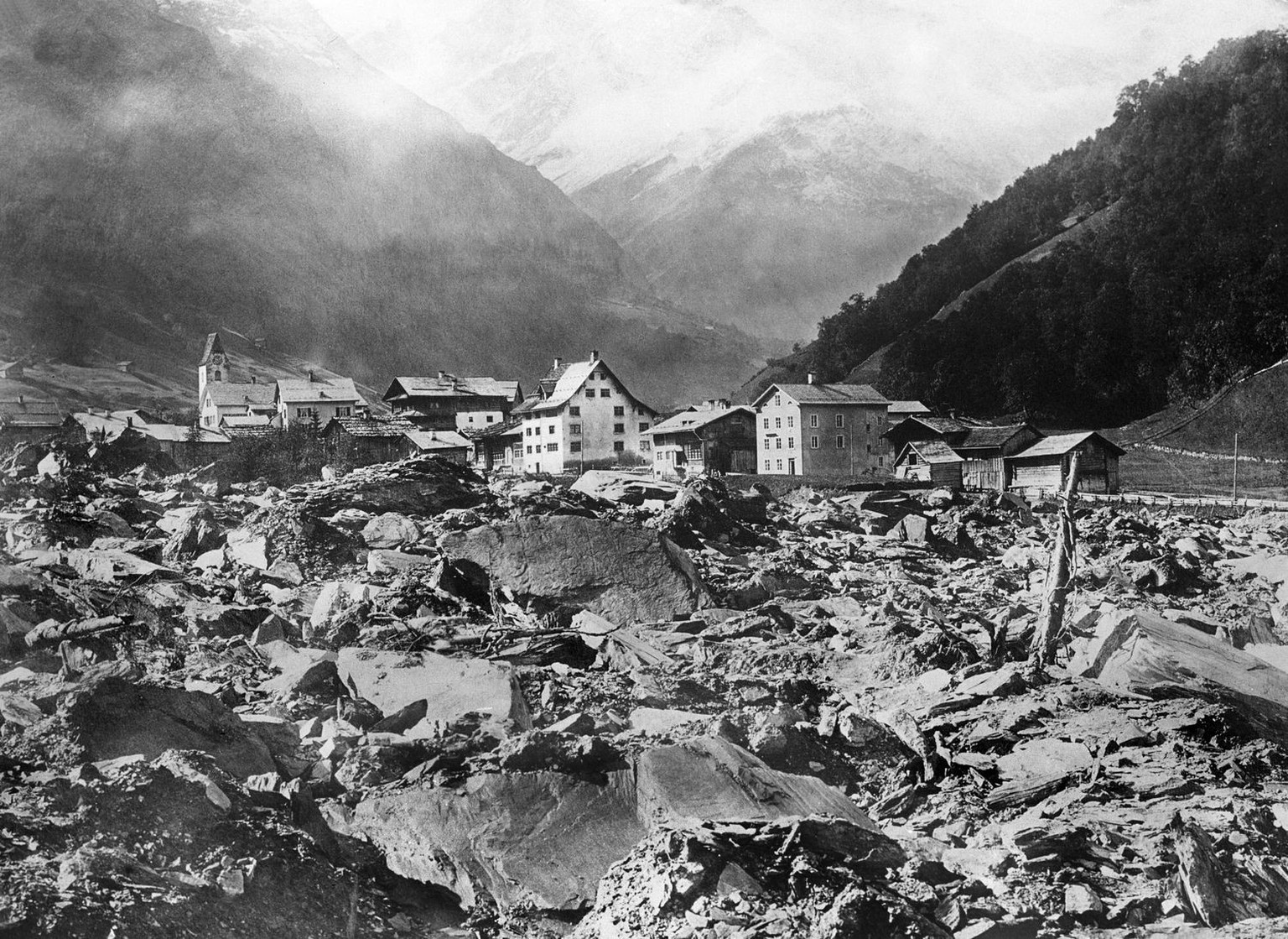 Das Glarner Dorf Elm nach dem Bergsturz vom 11. September 1881, bei dem 115 Personen getoetet wurden. (KEYSTONE/PHOTOPRESS-ARCHIV/Salv)