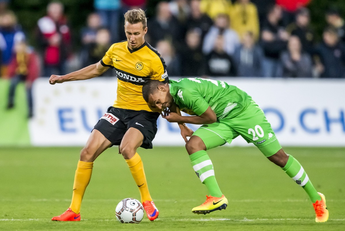 epa05423654 BSC Young Boys' Nicolas Buergy, left, fights for the ball with Moenchengladbach's Djibril Sow during a soccer match of the international Uhrencup tournament between Switzerland&# ...