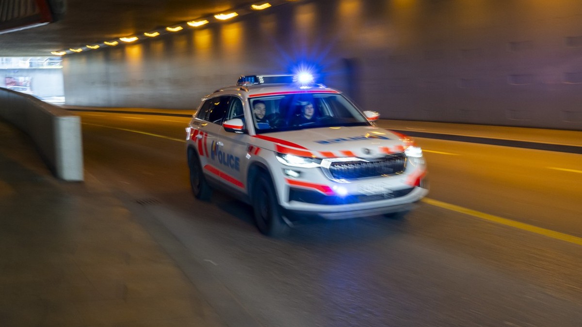 [Editor's note: photo mise-en-scene] Julien et Kelly, des policiers de la gendarmerie Genevoise, patrouillent en voiture de police feux bleus enclenches ce mardi 18 mars 2025 a Geneve. Une confer ...