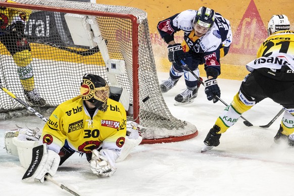 Berns Torhueter Genoni, Zugs Yannick Zehnder und Berns Simon Moser, von links, im zweiten Eishockey Playoff-Finalspiel der National League zwischen dem EV Zug und dem SC Bern, am Samstag, 13. April 20 ...