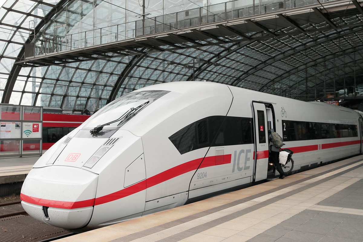 16.09.2021, Berlin: Ein Mann schiebt ein Fahrrad in das Fahrrad-Abteil in einem ICE-Zug der Deutschen Bahn im Berliner Hauptbahnhof. Die Deutsche Bahn und die Lokf