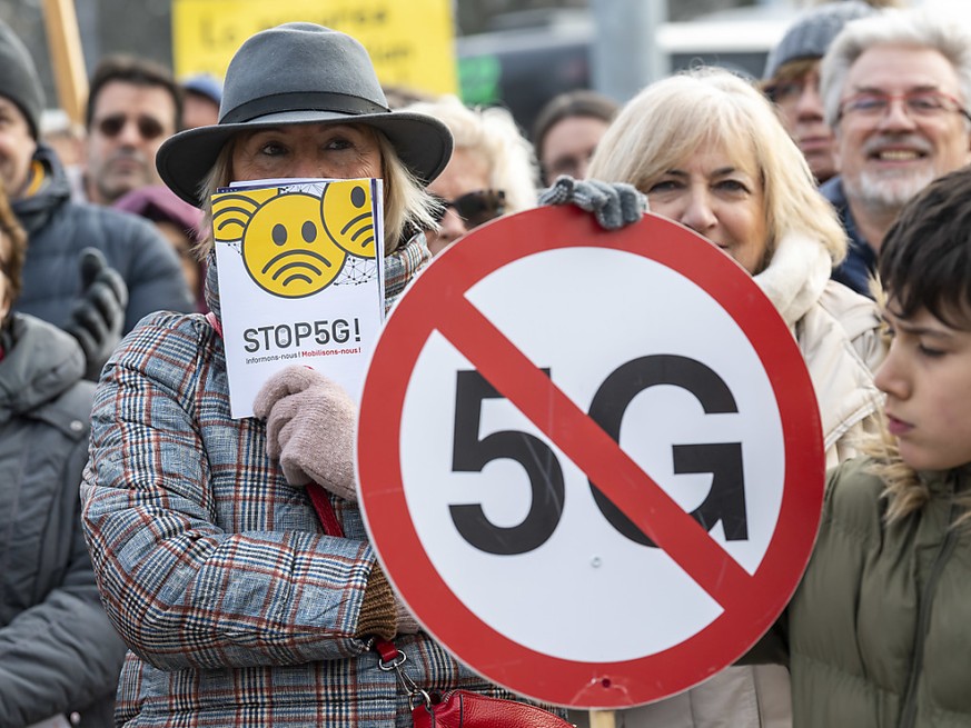 Etwa 200 Menschen nahmen an einer Protestkundgebung gegen 5G in Genf teil. Die Kundgebung war Bestandteil eines internationalen Protesttags.