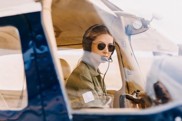 Mulher na cabine, piloto, mulher no avião
