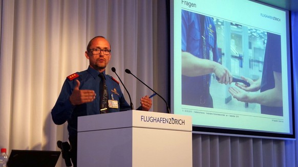 Fritz Marti, Chef Flughafenpolizei Kontrollabteilung der Kantonspolizei Zürich, erläutert die neuen Kontrollen (26.08.2015).