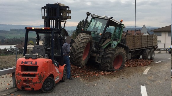 Rüebli-Meer: Traktor kollidiert und verliert orange Ladung