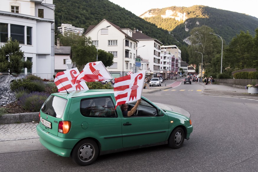 ARCHIV - ZUR UNGUELTIGKEITSERKLAERUNG DER MOUTIER-ABSTIMMUNG STELLEN WIR IHNEN FOLGENDES BILDMATERIAL ZUR VERFUEGUNG - Les militants pro-jurassiens fete la victoire du &quot;Oui&quot; en defilant avec ...