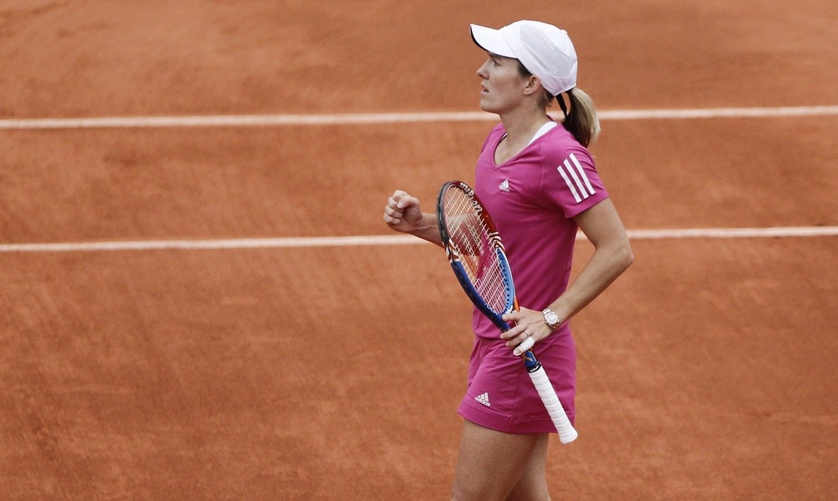 epa02179079 Justine Henin of Belgium reacts after scoring against Maria Sharapova of Russia during their third round match for the French Open tennis tournament at Roland Garros in Paris, France, 29 M ...