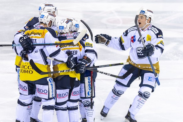 Les joueurs tessinois, laissent eclater leur joie, lors du match du championnat suisse de hockey sur glace de National League LNA, entre le Geneve Servette HC et le HC Ambri Piotta, ce jeudi 24 janvie ...