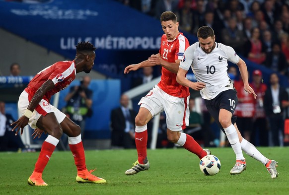 Djourou (l.) und Schär verteidigen gegen Frankreichs André-Pierre Gignac.