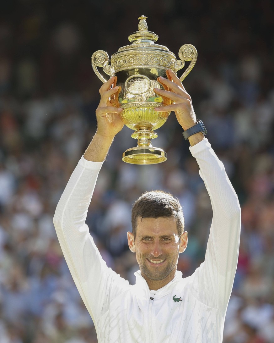 IMAGO / Hasenkopf

Champion Novak Djokovic mit dem Pokal, Trophäe, Siegerehrung, Praesentation Tennis - Wimbledon 2022 - Grand Slam ITF / ATP, Tennis Herren / WTA, Tennis Damen - AELTC - London - - Gr ...