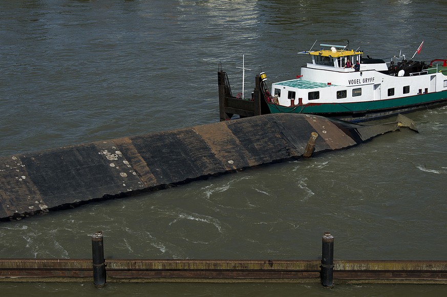 Gekentert: Das Rheinschiff liegt verkehrt im Wasser.