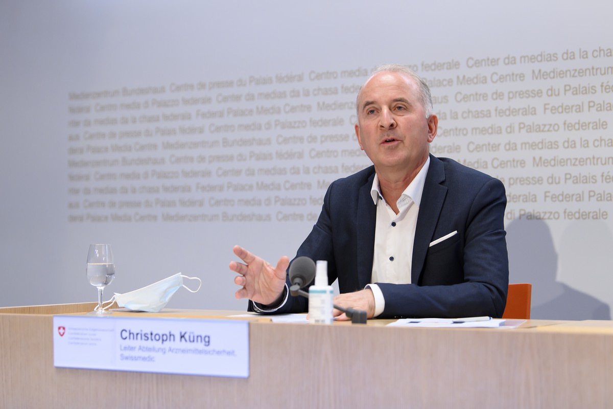 Christoph Kueng, Leiter Abteilung Arzneimittelsicherheit, Swissmedic, spricht waehrend einer Medienkonferenz zur aktuellen Situation des Coronavirus, am Dienstag, 1. Februar 2022 in Bern. (KEYSTONE/An ...