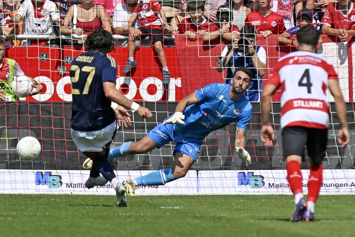 Servette's Enzo Crivelli bezwingt den Winterthurer Torhueter Stefanos Kapino per Penalty zum 0-1 beim Fussballspiel der Super League FC Winterthur gegen den Servette FC im Stadion Schuetzenwiese  ...
