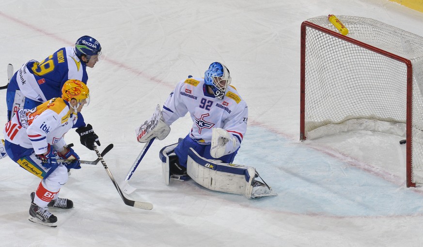 Simion erzielt Sekunden vor dem Ende des ersten Drittels das 2:0.