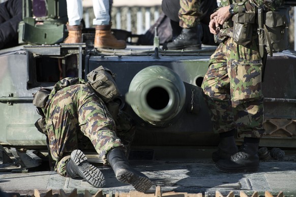 ARCHIV -- Zuschauer und Angehoerige der Armee begutachten einen Panzer Leopard Typ 87, beim Grossanlass &quot;Thun meets Army&quot;, am Samstag, 22.10.16, auf dem Waffenplatz in Thun. Die Organisatore ...