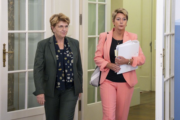 Bundespraesidentin Viola Amherd, links, und Bundesraetin Karin Keller-Sutter erscheinen an einem Point de Presse ueber ihr Treffen mit den Parteispitzen, am Montag, 9. September 2024, in Bern. Das EFD ...