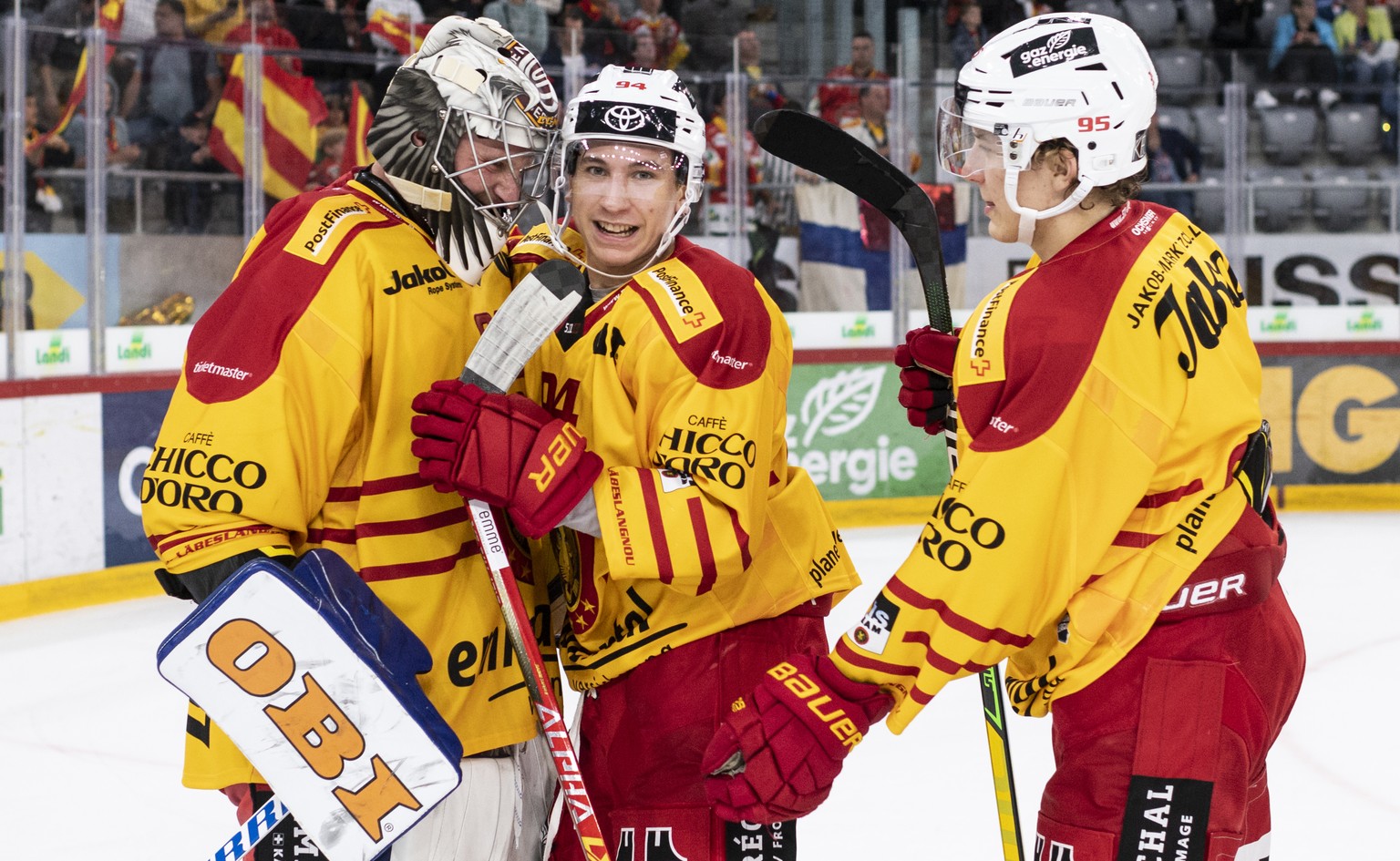 Langnaus Oskars Lapinskis und Patrick Petrini gratulieren ihrem Torhueter Robert Mayer, von rechts, nach dem 1:4 Sieg im Eishockey Meisterschaftsspiel der National League zwischen dem EHC Biel und SCL ...