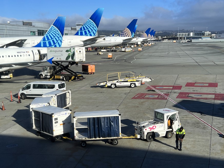 epa11484429 United Airlines jetliners are parked at their gates at San Francisco International Airport in San Mateo County, California, USA, 27 June 2024 (Issued 17 July 2024). United Airlines reporte ...