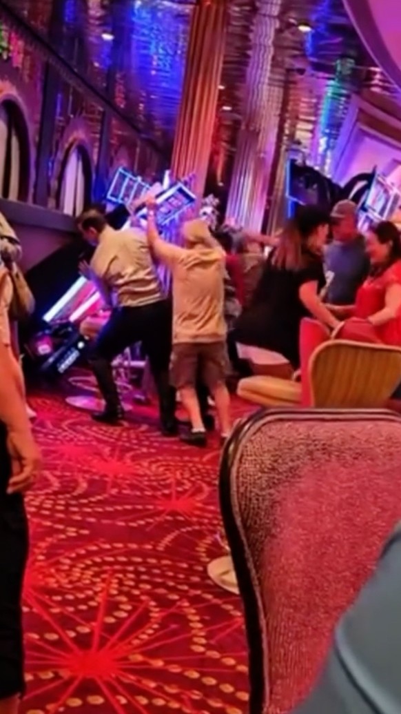 Passagiere der «Voyager of the Seas» kämpfen mit umfallenden Spielautomaten.