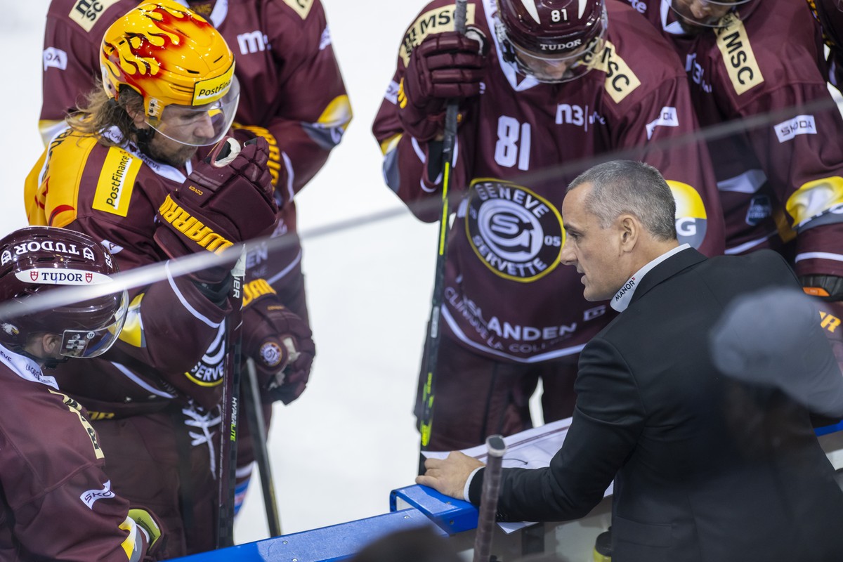L'entraineur genevois Jan Cadieux, parle a ces joueurs, lors du match du championnat suisse de hockey sur glace de National League LNA, entre le Geneve Servette HC et le HC Davos, ce mercredi 1 n ...