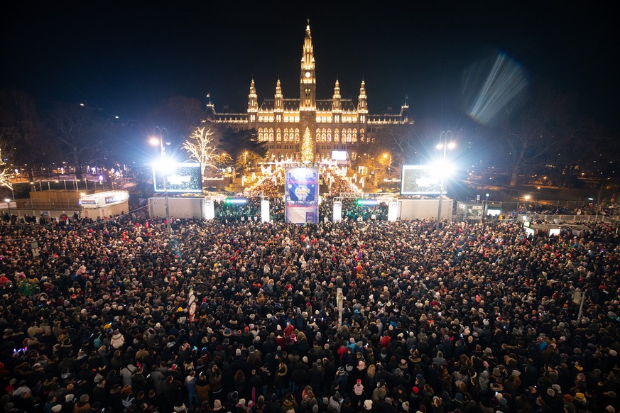 ABD0004_20190101 - WIEN - ÖSTERREICH: Zahlreiche Wiener und Touristen feiern am Montag, 31. Dezember 2018, den Jahreswechsel 2018/19 am Silvesterpfad beim Rathausplatz in Wien. - FOTO: APA/GEORG HOCHM ...