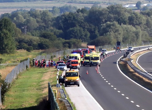 epa10108409 Rescue services at a scene of a Polish bus crash on a highway between Varazdin and Zagreb, Croatia, early morning of 06 August 2022. According to Polish Foreign Ministry, 12 people have di ...
