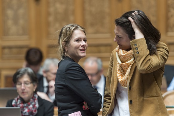 Die Gruenliberalen Nationalraetinnen Kathrin Bertschy, BE, links, und Tiana Angelina Moser, ZH, im Gespraech im Nationalrat, am Dienstag, 10. Maerz 2015, an der Fruehlingssession der Eidgenoessischen  ...