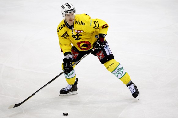 ARCHIV - ZUR EISHOCKEY WELTMEISTERSCHAFT 2018 IN DAENEMARK VOM 4. BIS ZUM 20. MAI STELLEN WIR IHNEN FOLGENDES BILDMATERIAL ZUR VERFUEGUNG - Bern&#039;s center Gaetan Haas controls the puck, during a N ...